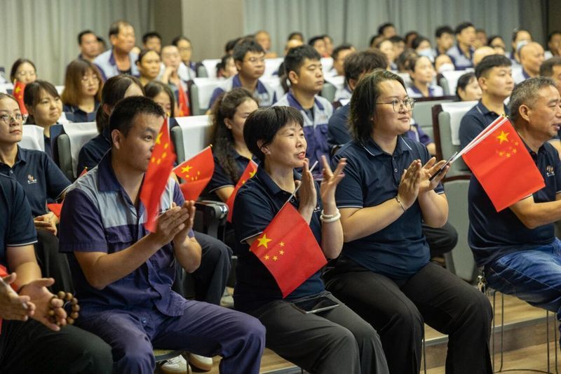 卓一牧业组织观看抗战胜利80周年大阅兵仪式